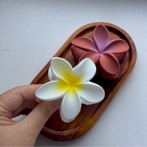 Hawaiian Flower hair clips in White and brown